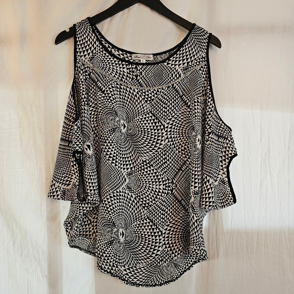 Stem & Vine Womens XL Cold Shoulder Top Geometric Optical‎ Illusion Blouse T9451
